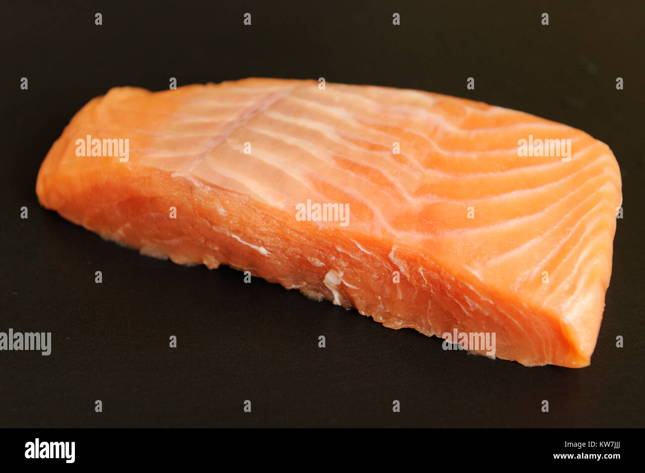 Fresh Alaskan bistecca di salmone su una piastra grill. Il salmone chum, (Oncorhynchus keta) è una specie di pesci anadrome nel salmone famiglia. Si tratta di un Pacifi Foto Stock