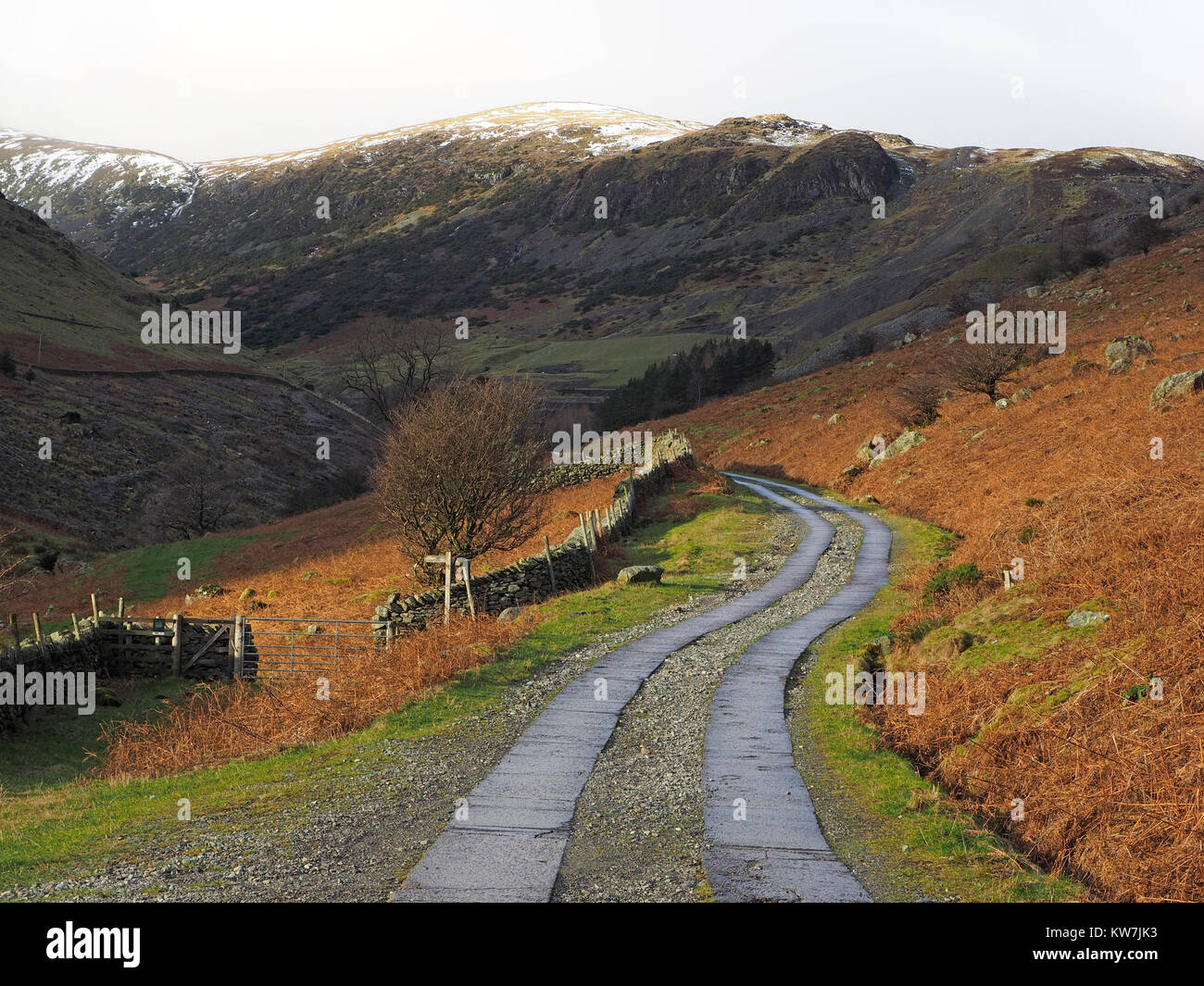 Greenside strada in inverno, un po' di uso singola via tortuosa strada che conduce da Glenridding al vecchio dismesse miniere di piombo in Cumbria, England, Regno Unito Foto Stock