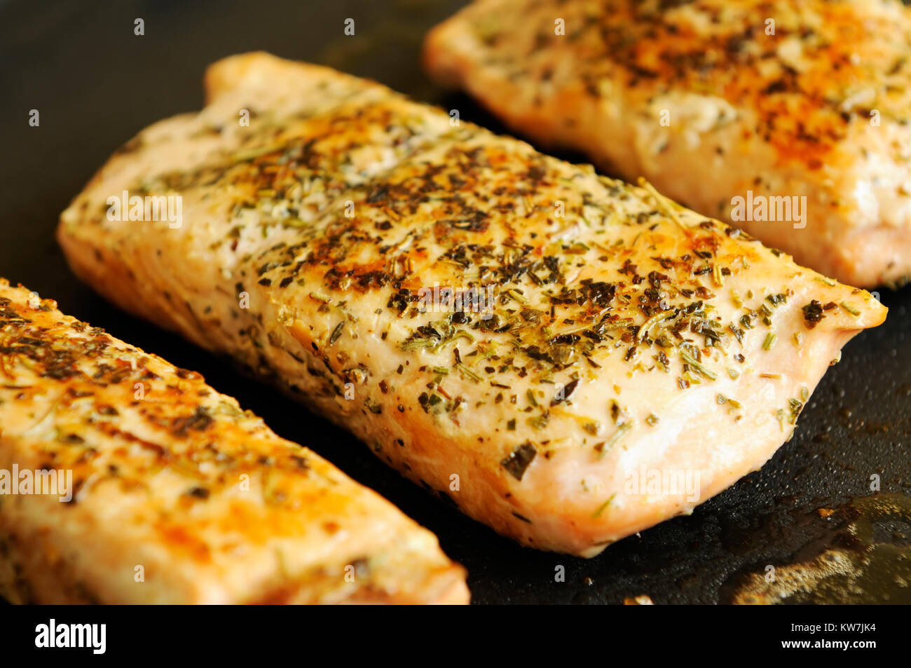 Fresh Alaskan bistecca di salmone su una piastra grill. Il salmone chum, (Oncorhynchus keta) è una specie di pesci anadrome nel salmone famiglia. Si tratta di un Pacifi Foto Stock