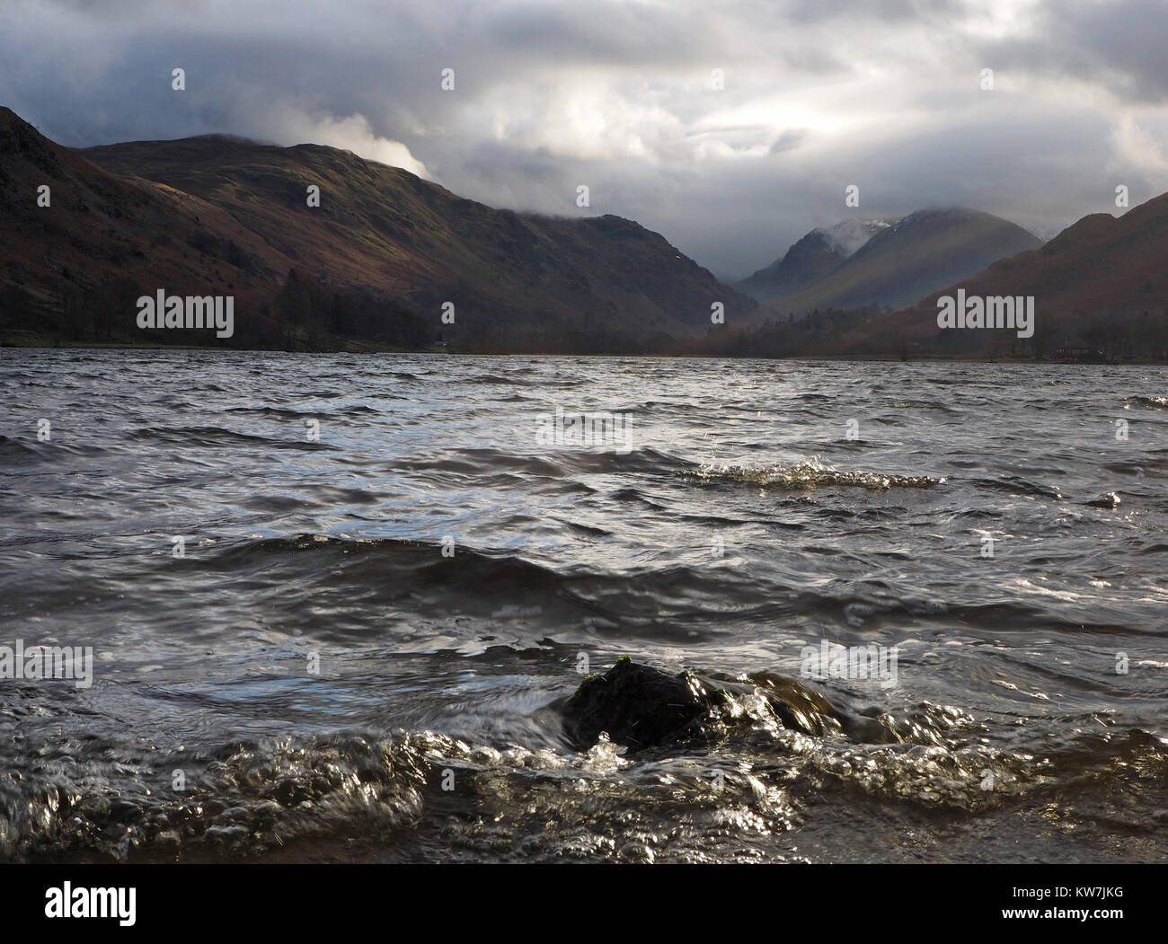 Inverno vista su Ullswater guardando a sud verso Glenridding e Kirkstone Pass in Cumbria, England, Regno Unito Foto Stock
