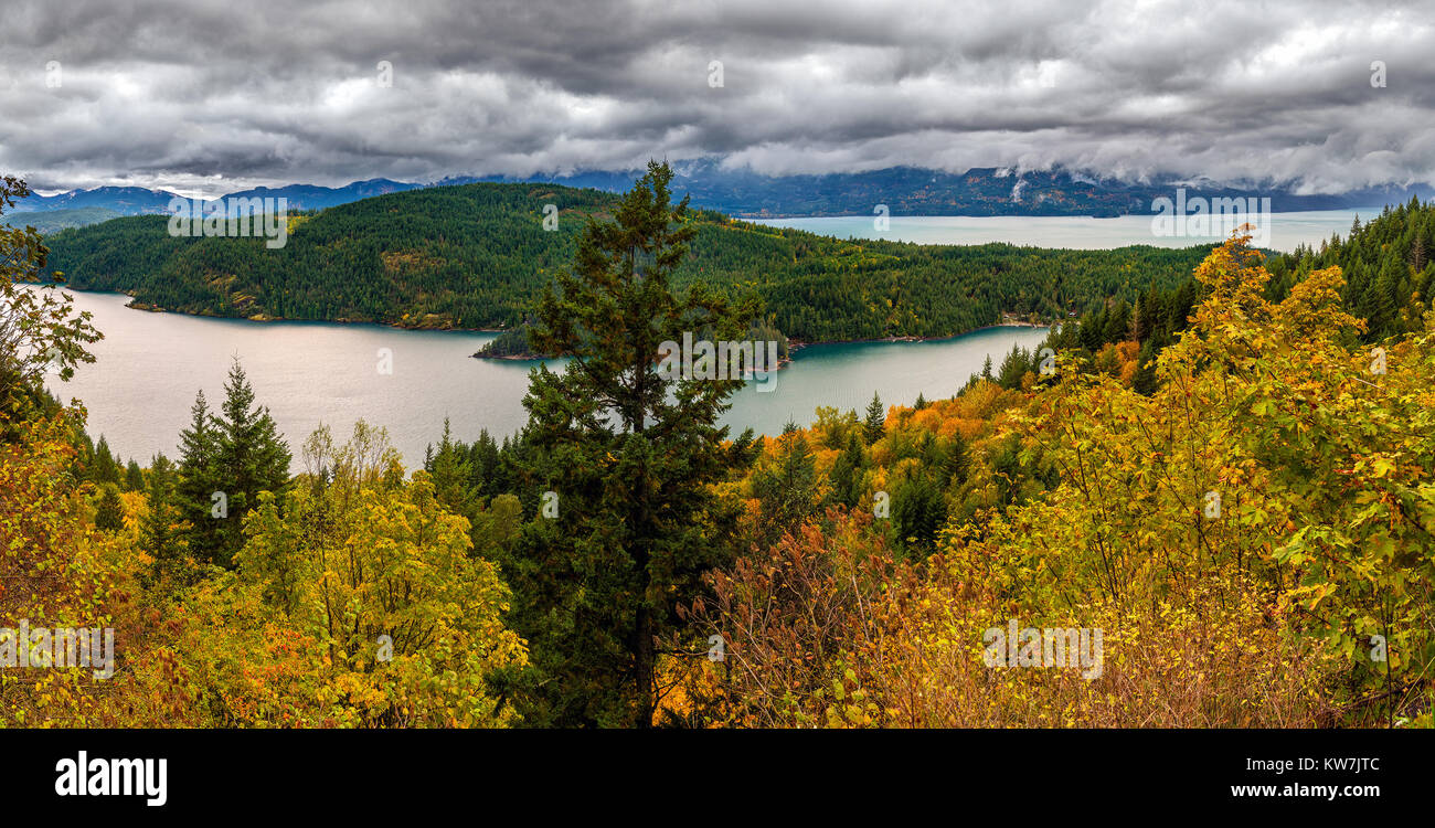 Formato panoramico foto di un variopinto paesaggio caduta in Sasquatch Provincial Park, Kent, British Columbia, Canada Foto Stock