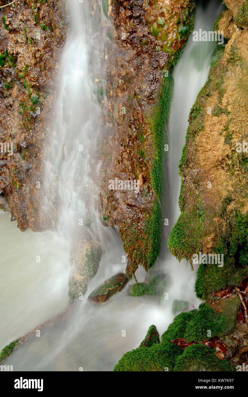 Lo scongelamento della neve in primavera e causare una piccola cascata Foto Stock