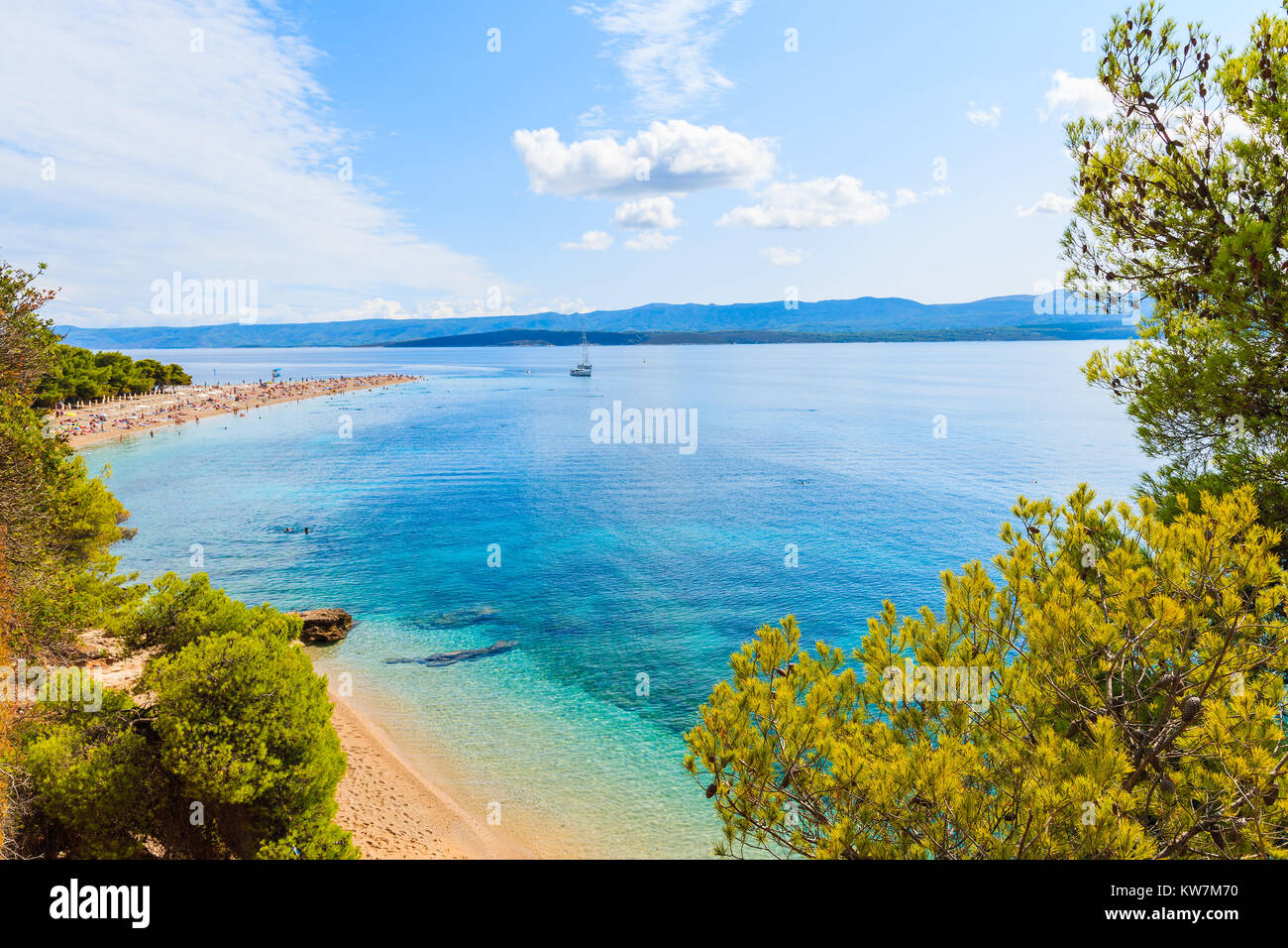 Vista della spiaggia Zlatni Rat (Golden Horn) con bellissima acqua di mare, la spiaggia più famosa del Mare Adriatico, l'isola di Brac, Croazia Foto Stock