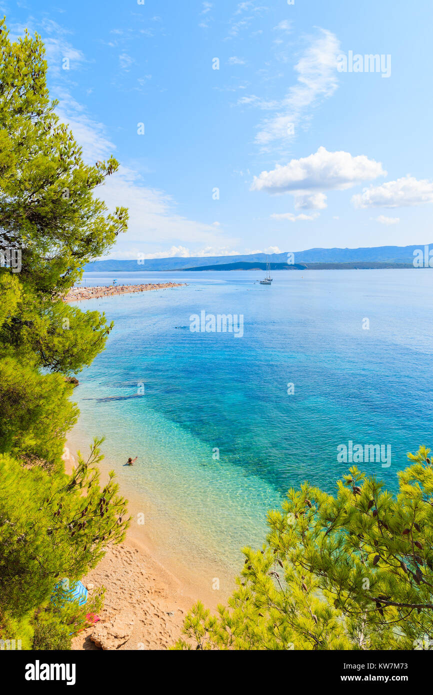 Vista della spiaggia Zlatni Rat (Golden Horn) con bellissima acqua di mare, la spiaggia più famosa del Mare Adriatico, l'isola di Brac, Croazia Foto Stock
