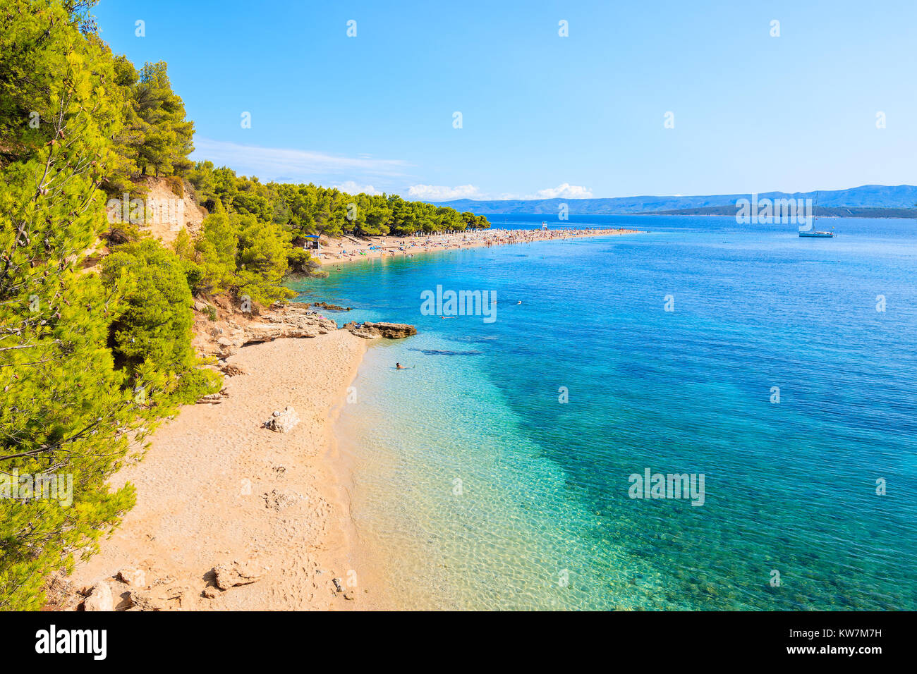 Vista della spiaggia Zlatni Rat (Golden Horn) con bellissima acqua di mare, la spiaggia più famosa del Mare Adriatico, l'isola di Brac, Croazia Foto Stock