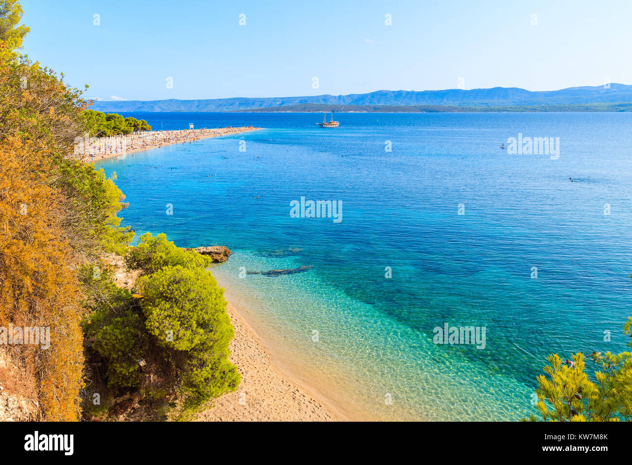 Vista Della Bellissima Spiaggia Di Zlatni Rat A Bol Sull