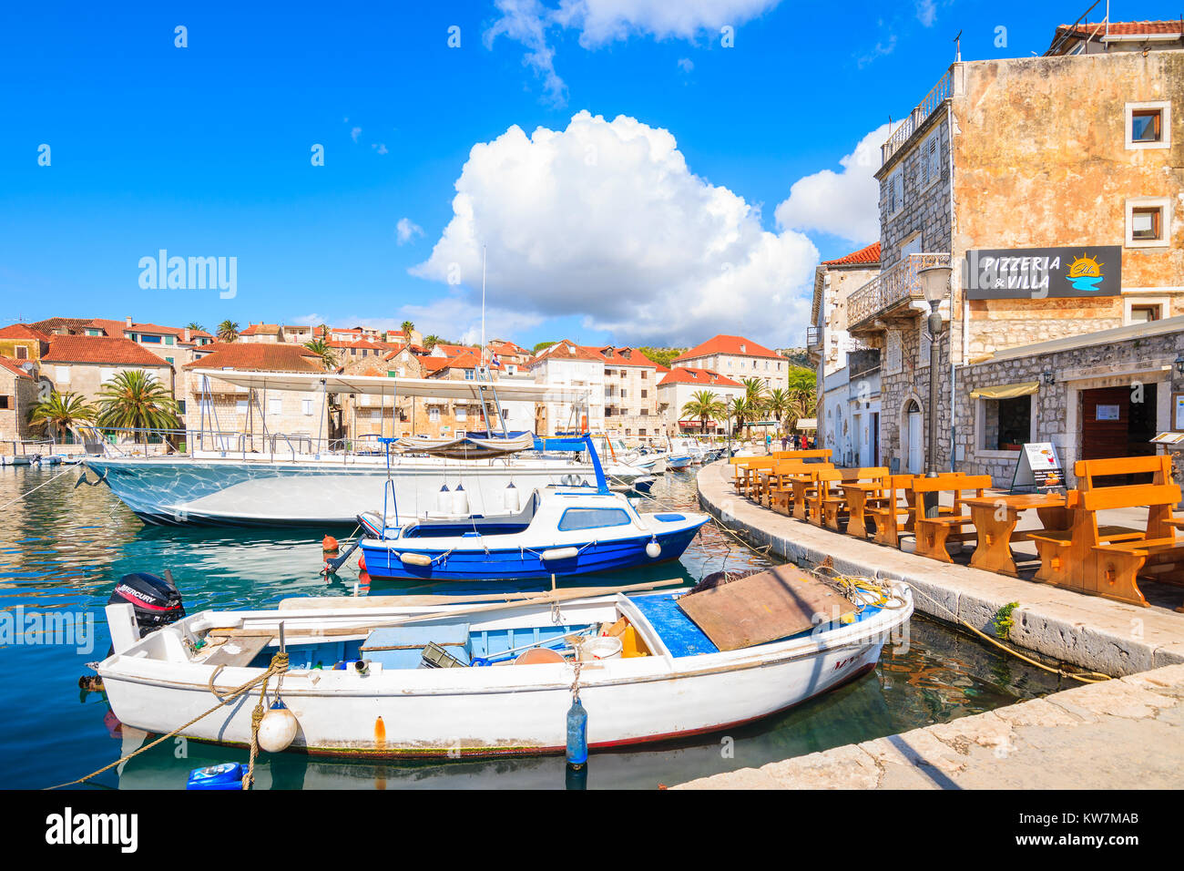 Porto di Milna, Isola di Brac - Sep 12, 2017: vista del porto di Milna con colorate barche da pesca, isola di Brac, Croazia. Foto Stock