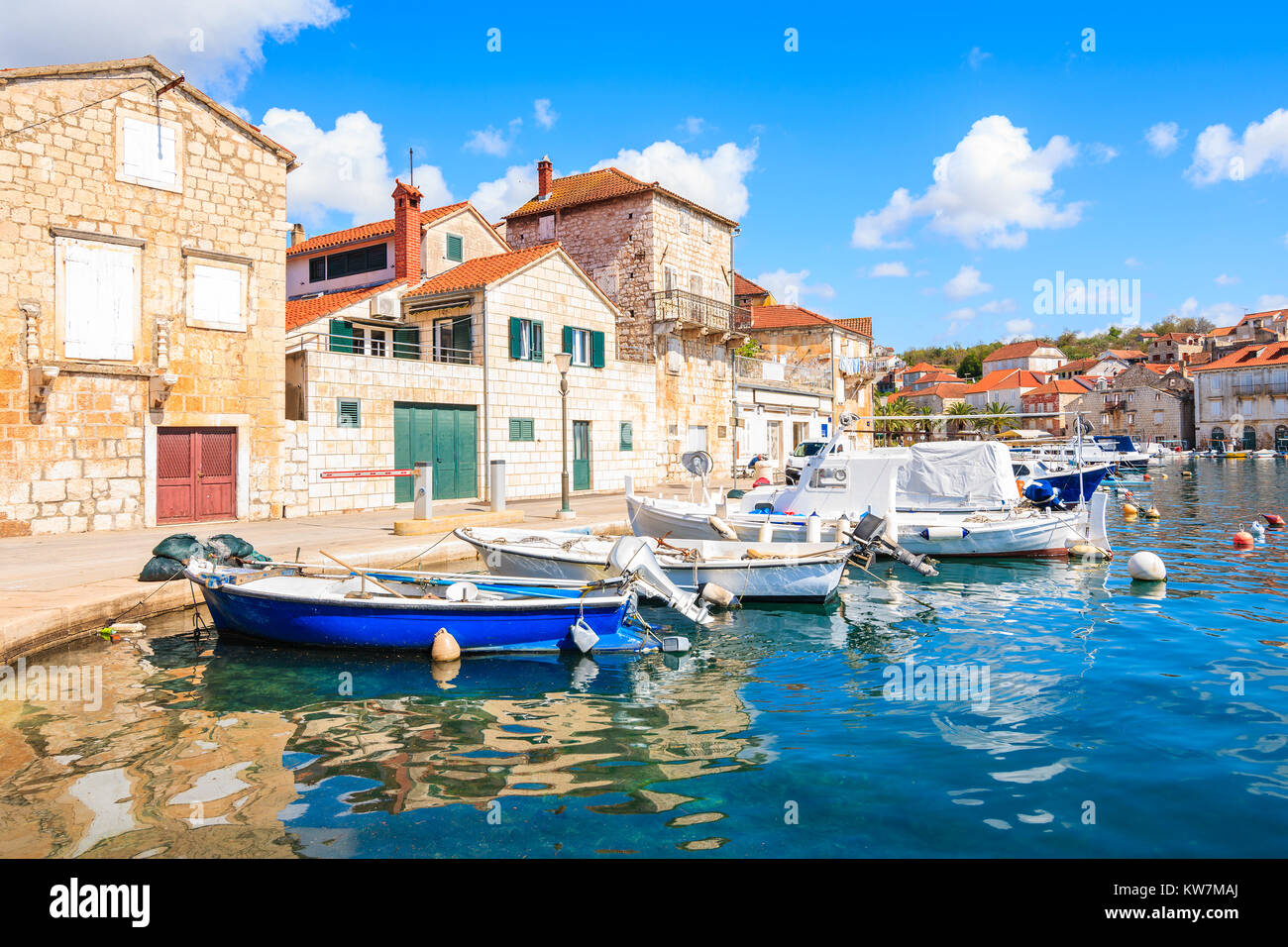 Vista del porto di Milna con colorate barche da pesca e case, isola di Brac, Croazia Foto Stock