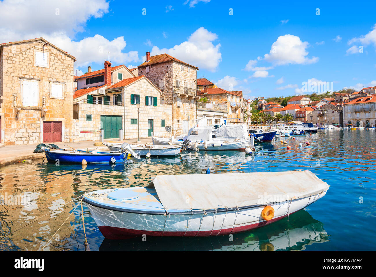 Vista del porto di Milna con colorate barche da pesca e case, isola di Brac, Croazia Foto Stock