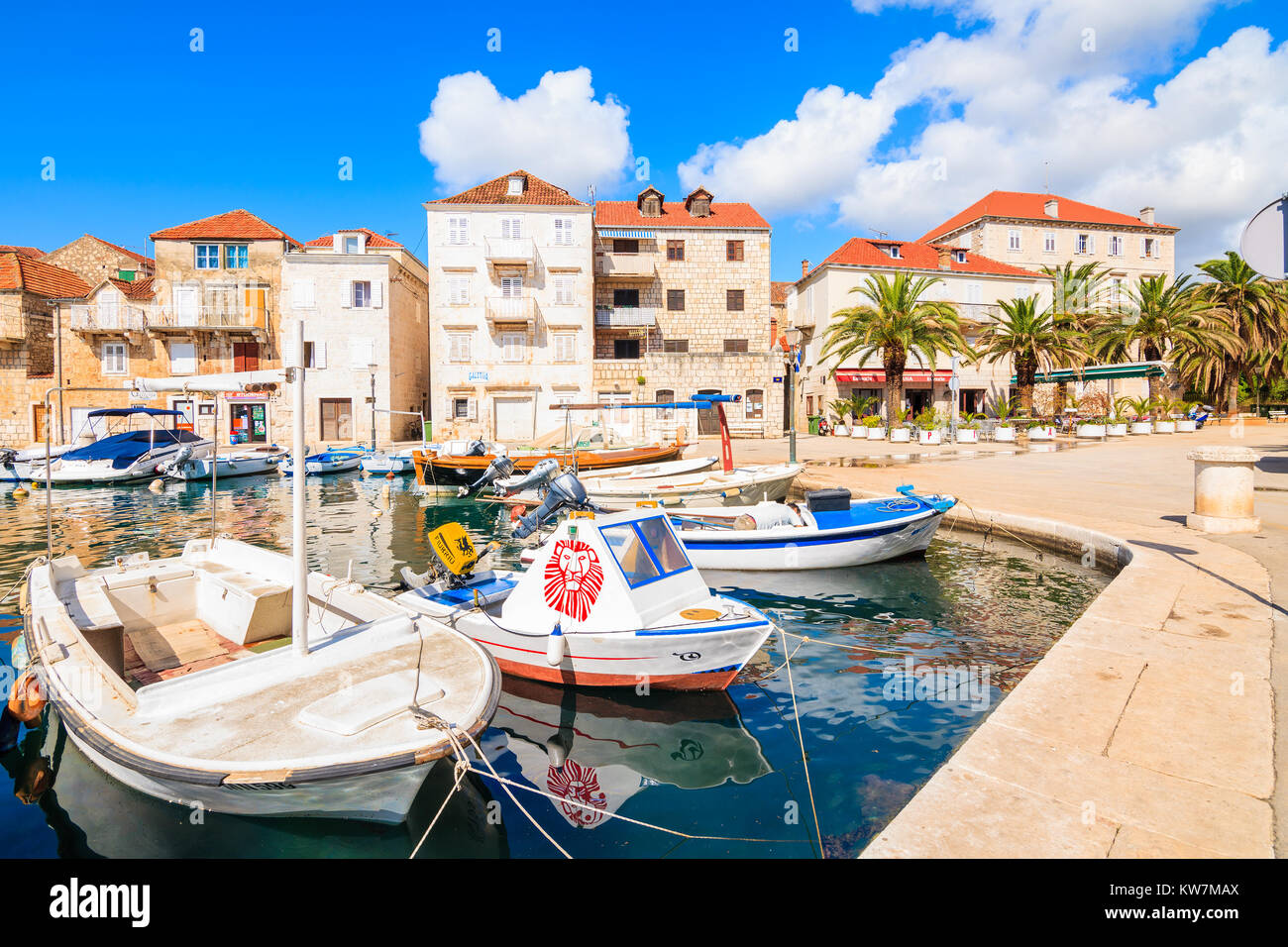 Porto di Milna, Isola di Brac - Sep 12, 2017: vista del porto di Milna con colorate barche da pesca, isola di Brac, Croazia. Foto Stock
