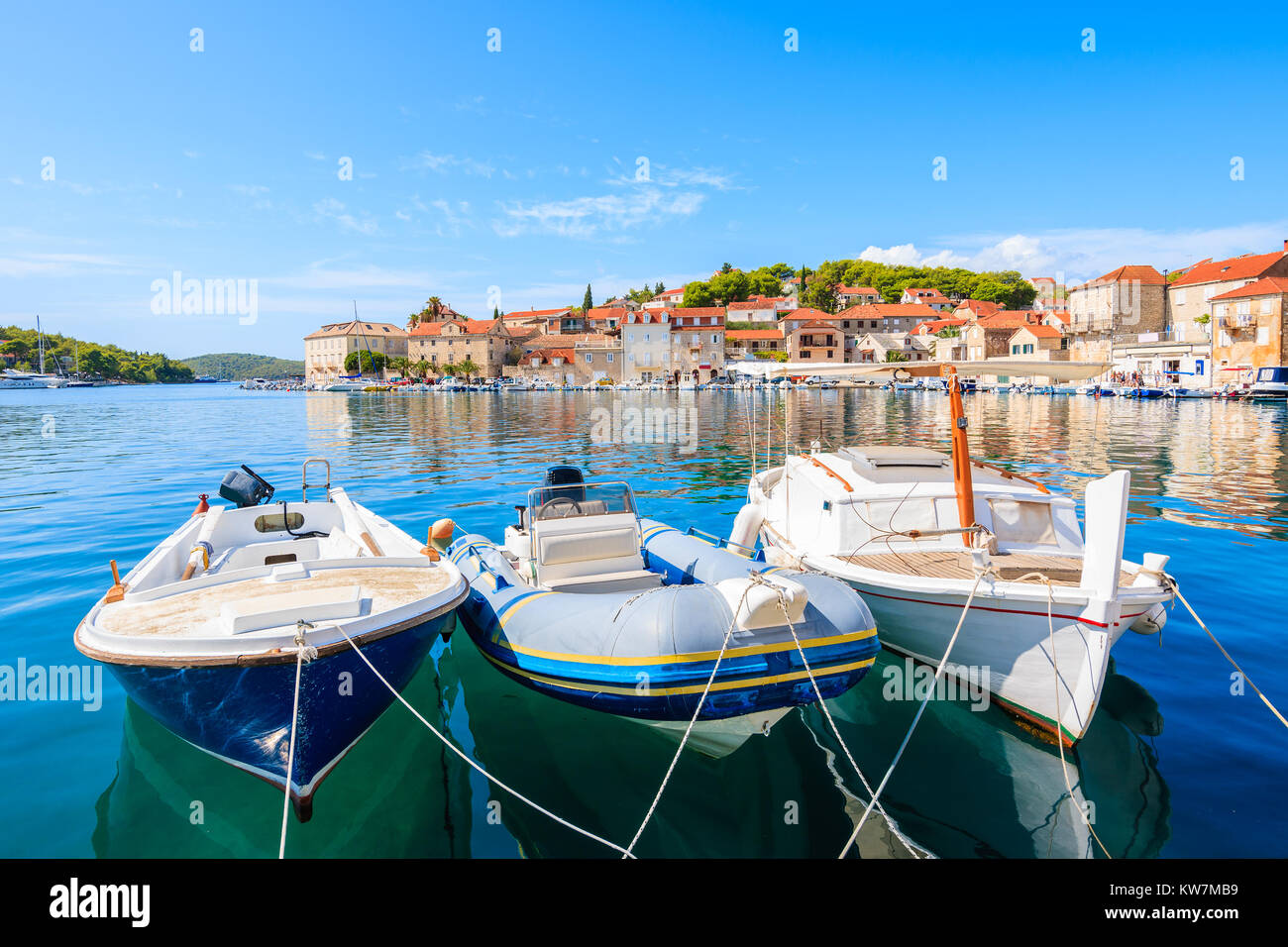 Tipiche barche da pesca posto barca nel porto di Milna, Isola di Brac, Croazia Foto Stock