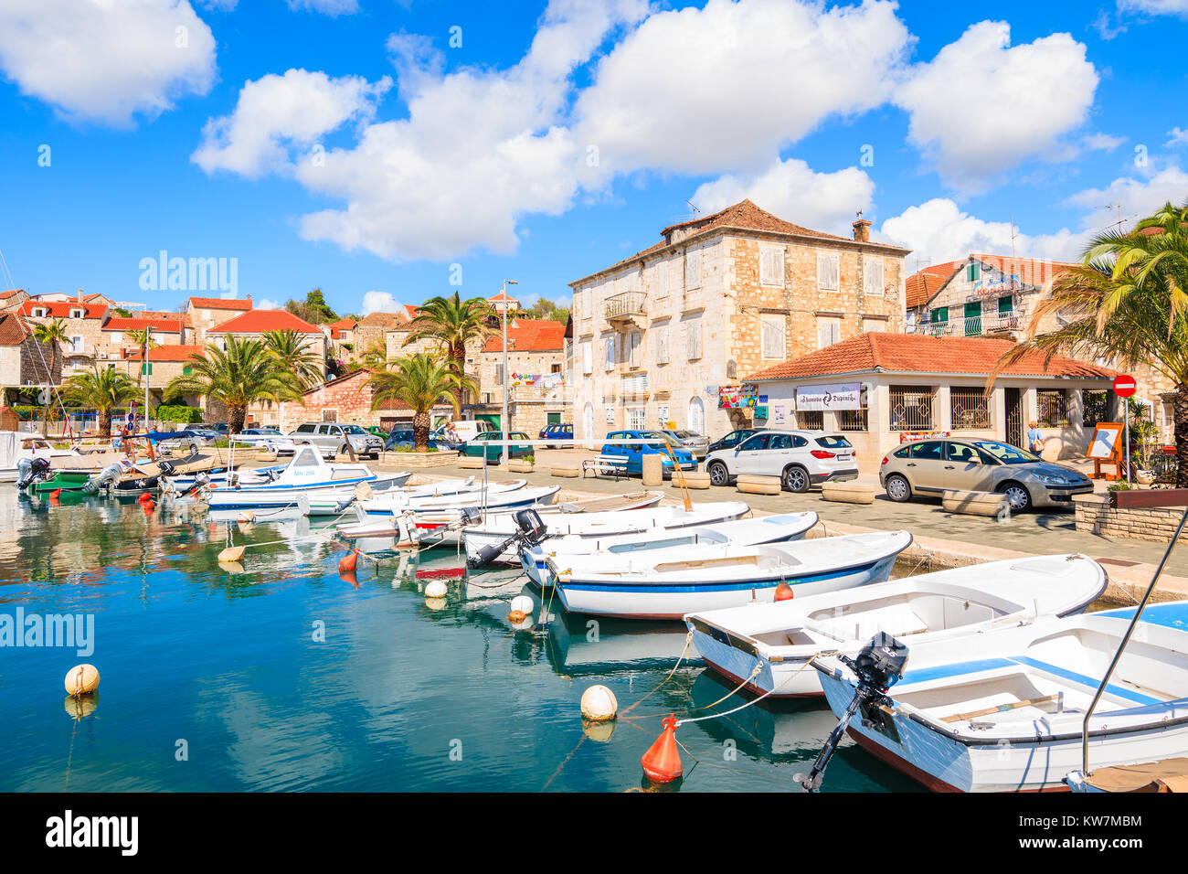 Porto di Milna, Isola di Brac - Sep 12, 2017: vista del porto di Milna con colorate barche da pesca, isola di Brac, Croazia. Foto Stock