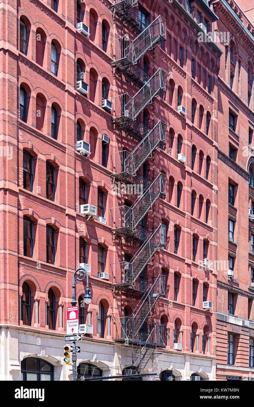 Tipiche vecchie case con facciata scale di TRibeca, NYC, STATI UNITI D'AMERICA Foto Stock
