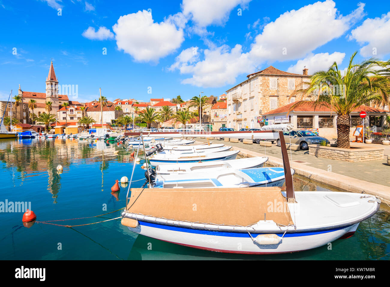Porto di Milna, Isola di Brac - Sep 12, 2017: vista del porto di Milna con colorate barche da pesca, isola di Brac, Croazia. Foto Stock