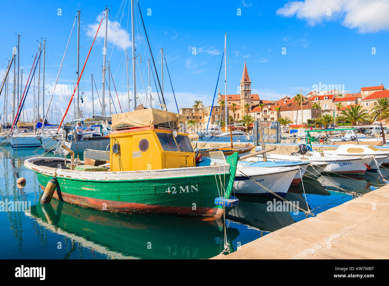 Porto di Milna, Isola di Brac - Sep 12, 2017: vista del porto di Milna con colorate barche da pesca, isola di Brac, Croazia. Foto Stock