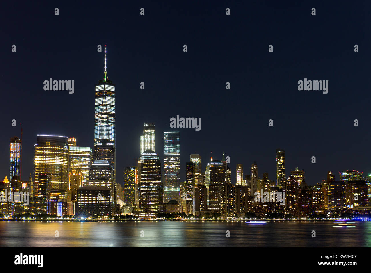 La parte inferiore di Manhattan skyline notturno, NYC, STATI UNITI D'AMERICA Foto Stock