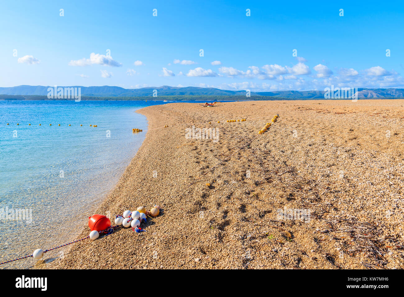 Vista della spiaggia Zlatni Rat (Golden Horn) con bellissima acqua di mare, la spiaggia più famosa del Mare Adriatico, l'isola di Brac, Croazia Foto Stock