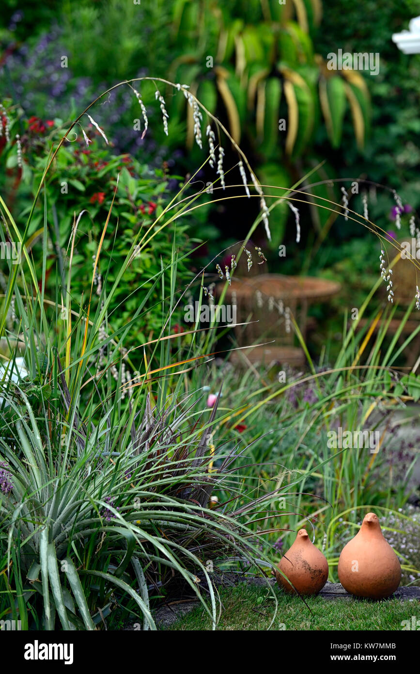 Sculture di piccione,Garden includono,l'arte,Carmelo duignan's garden,Dublino,RM Floral Foto Stock