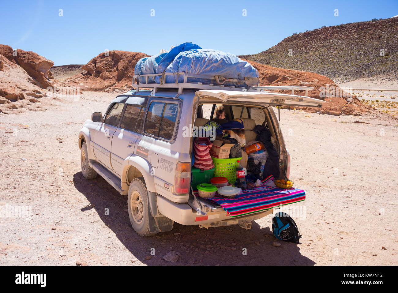 Huayllajc, Bolivia - Agosto 26, 2015: veicolo 4x4 di prendere i turisti sull'altopiano desertico delle Ande in Huayllajc, Bolivia, roadtrip al mondo Foto Stock