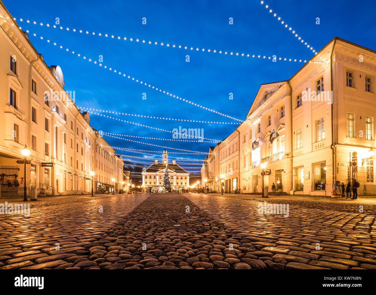 Vista della storica città di Tartu hall (Raekoda) con decorazioni di Natale. Tartu, Estonia. Foto Stock