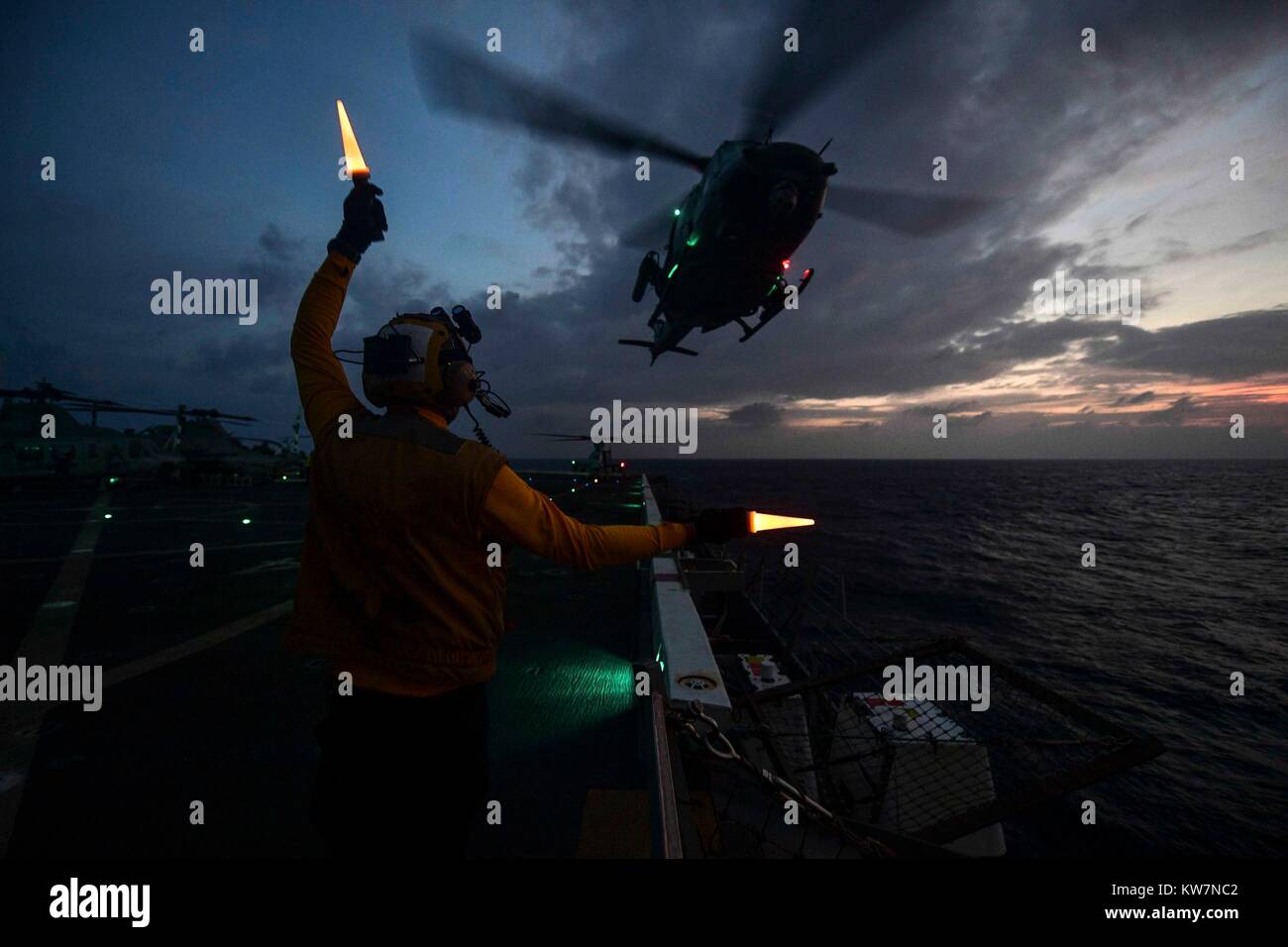 Aviation Boatswain Mate manipolazione Airman Ryan Sharland dirige un UH-1Y Venom, assegnato a mezzo marino Tiltrotor Squadron Foto Stock