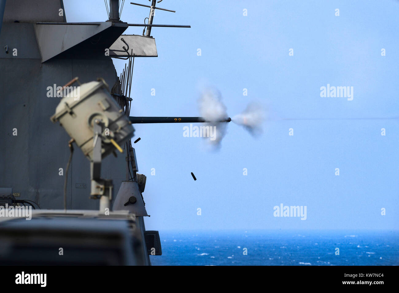 Il San Antonio-classe di trasporto anfibio dock nave USS San Diego (LPD 22) incendi aft MK-46 30mm pistola durante un live-fi Foto Stock