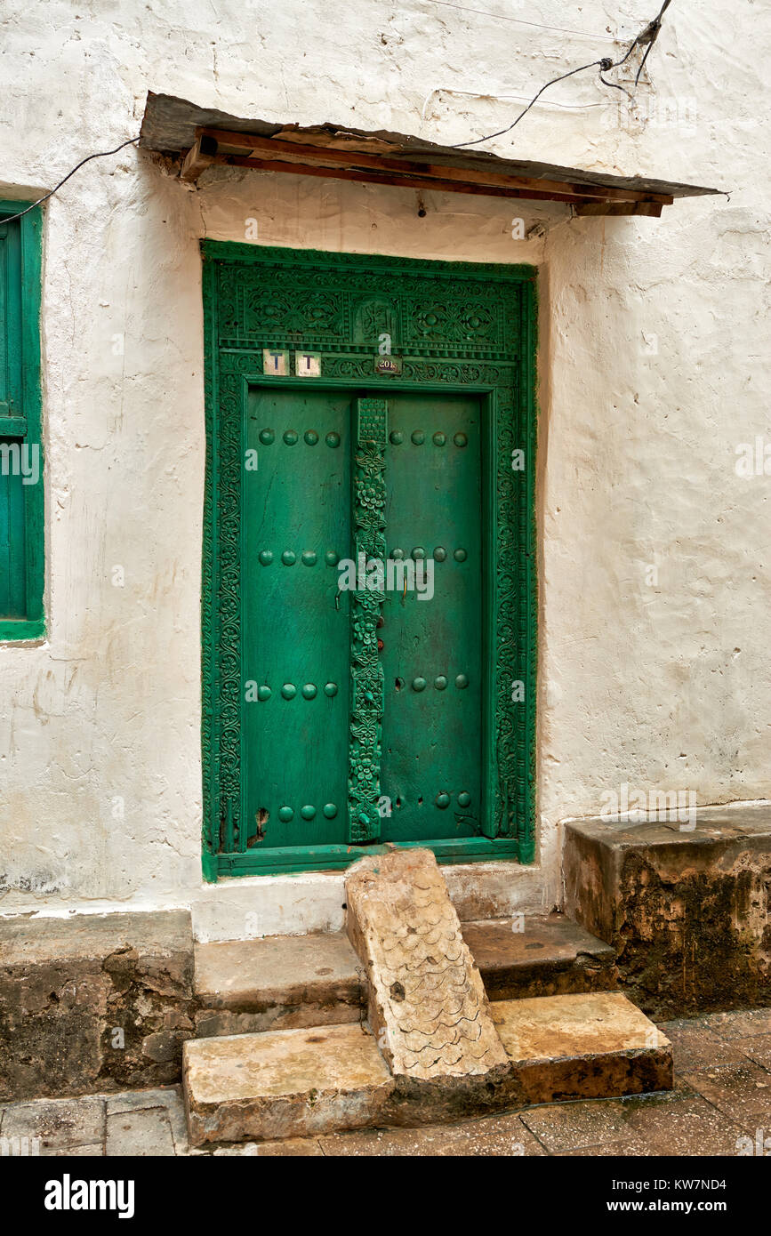 Tipico stile arabo porte intagliate con infisso in Stone Town, Sito Patrimonio Mondiale dell'UNESCO, Zanzibar, Tanzania Africa Foto Stock