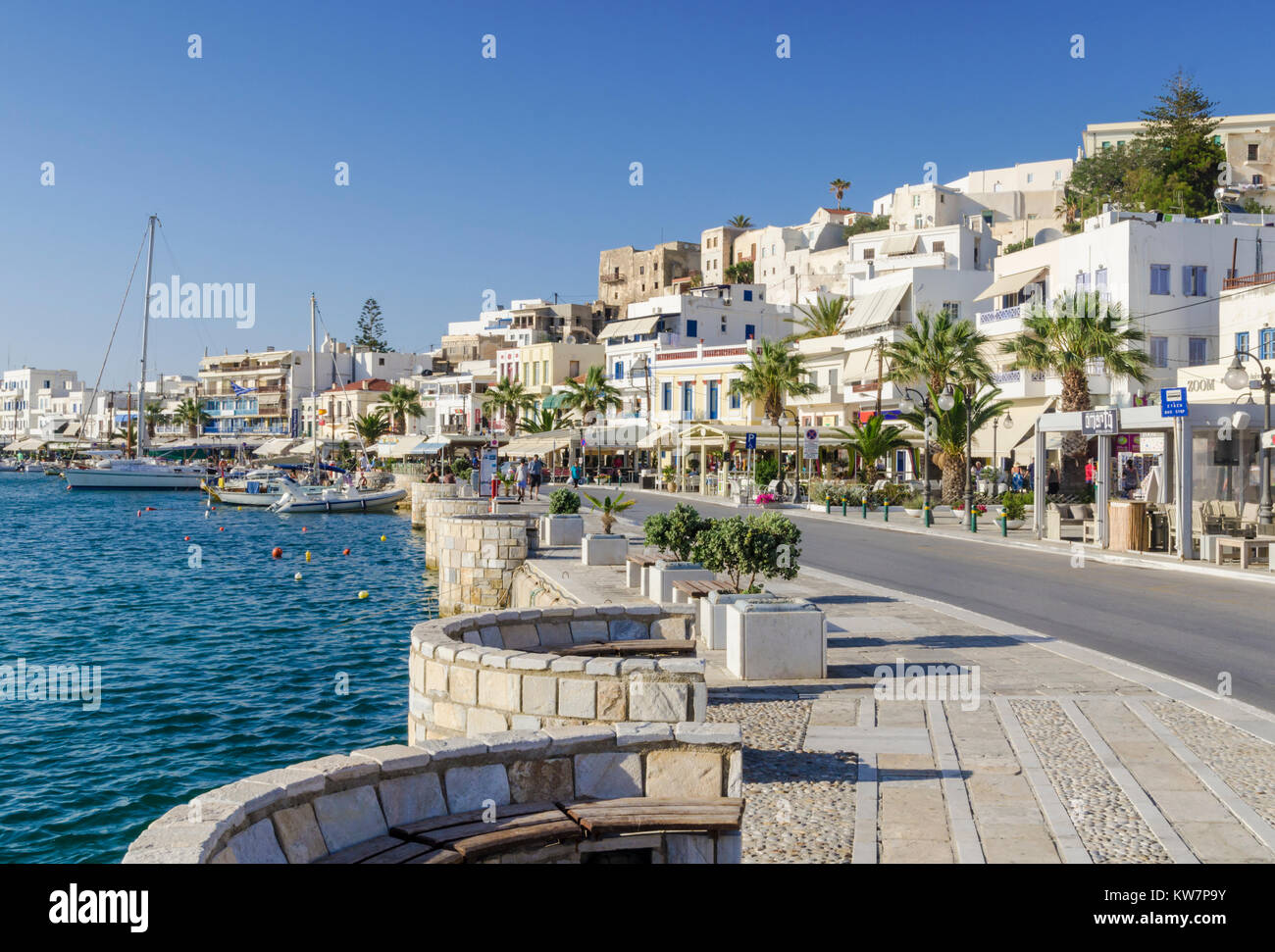 La città di Naxos lungomare, Isola di Naxos, Cicladi Grecia Foto Stock