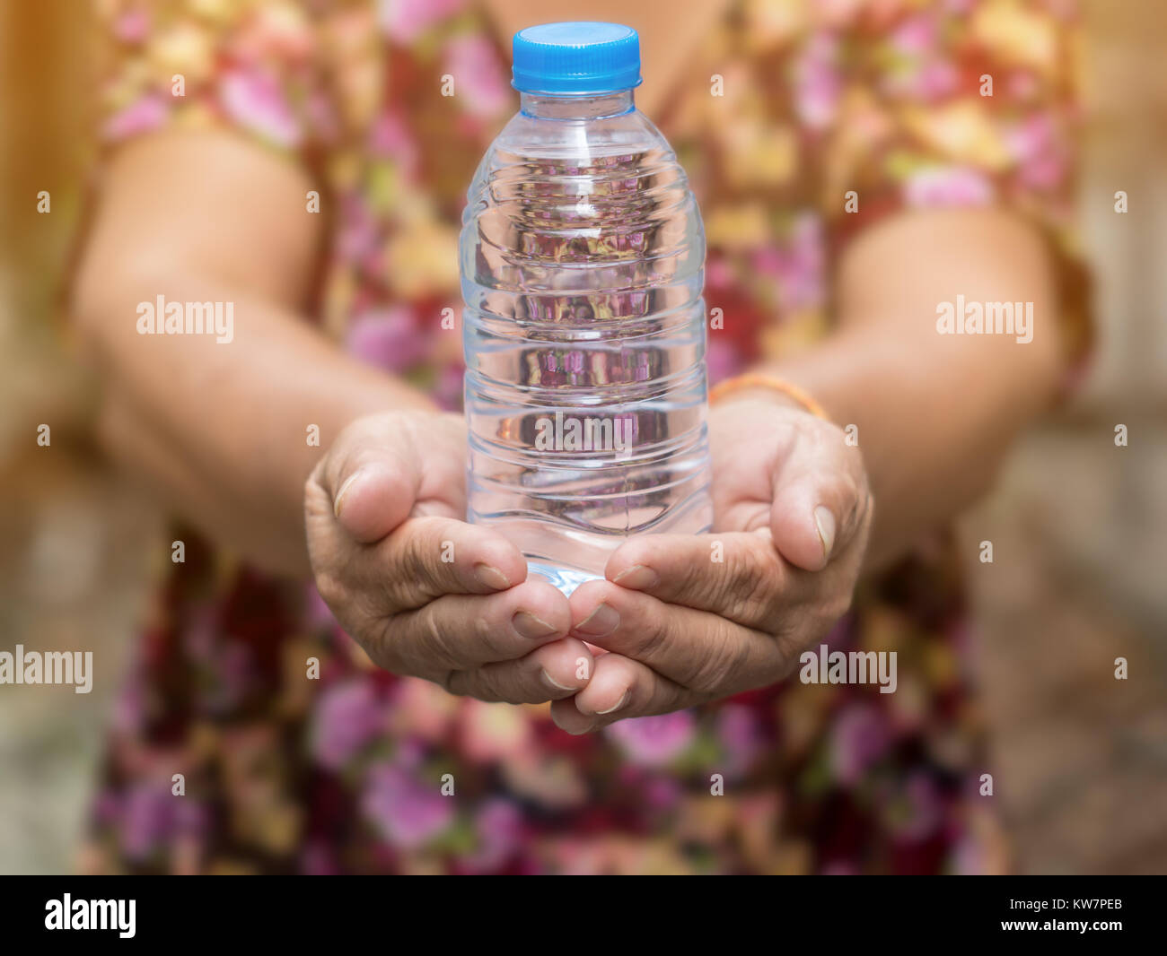 La donna asiatica stendi la mano mentre Azienda acqua potabile bottiglia in palm, buon concetto di salute Foto Stock