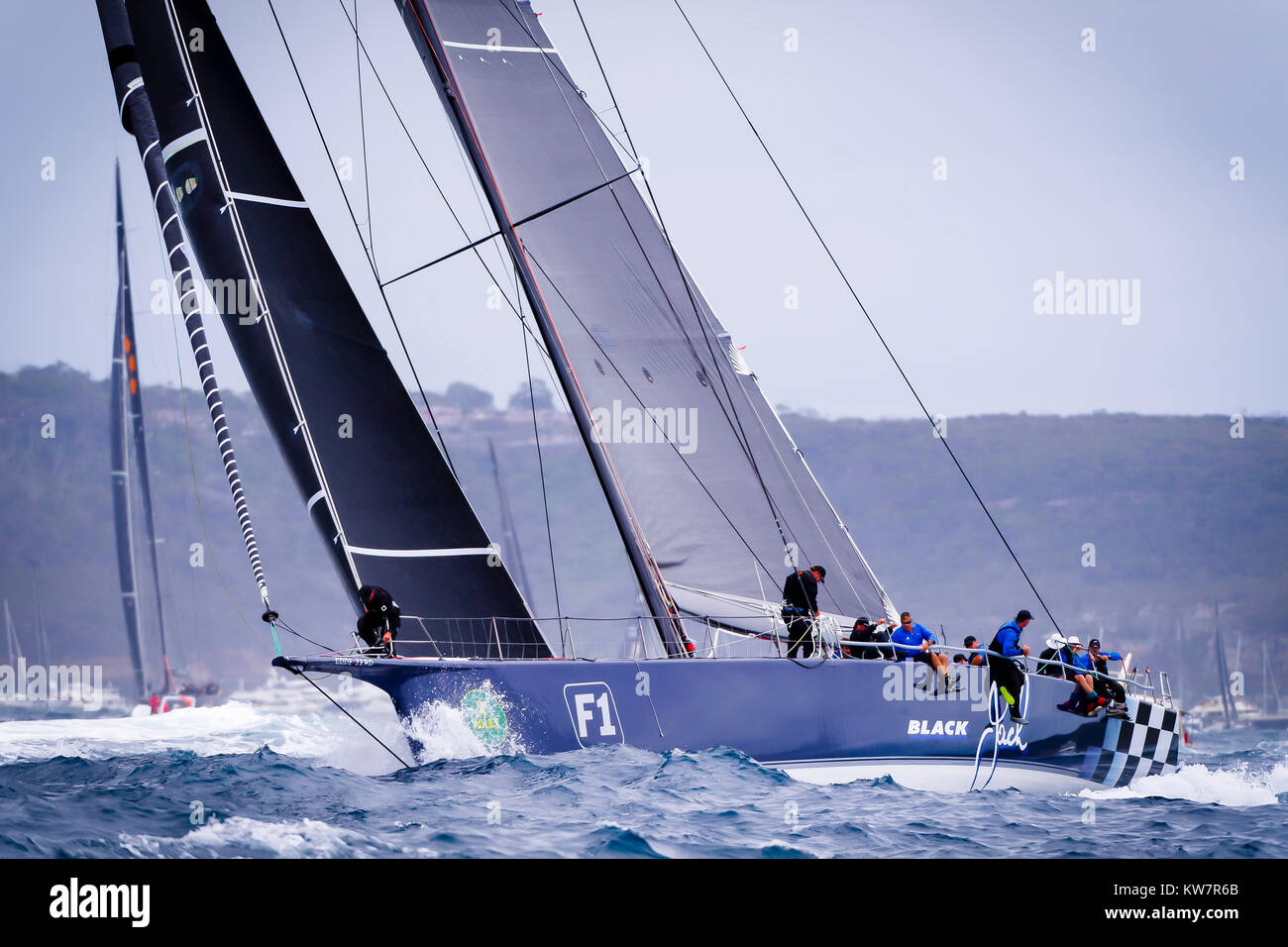 Jack nero con skipper di Mark Bradford conduce la flotta al di fuori del porto di Sydney per oceano aperto successivo all'inizio della 73nd Rolex Sydney Hobart Yacht Race 2017 sul Porto di Sydney. a Sydney, NSW, Australia. © Hugh Peterswald/Alamy Foto Stock