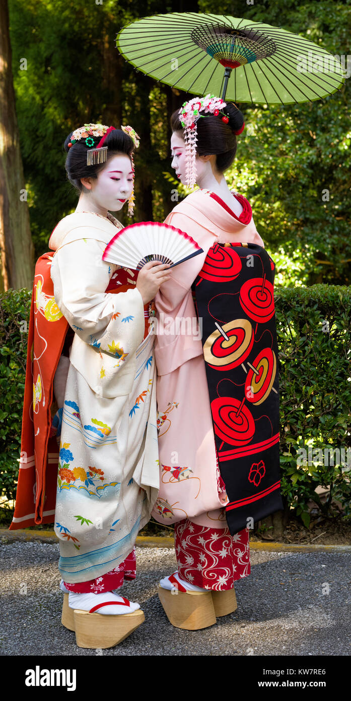 Due Kyoto Maiko colpiscono una posa artistica Foto Stock