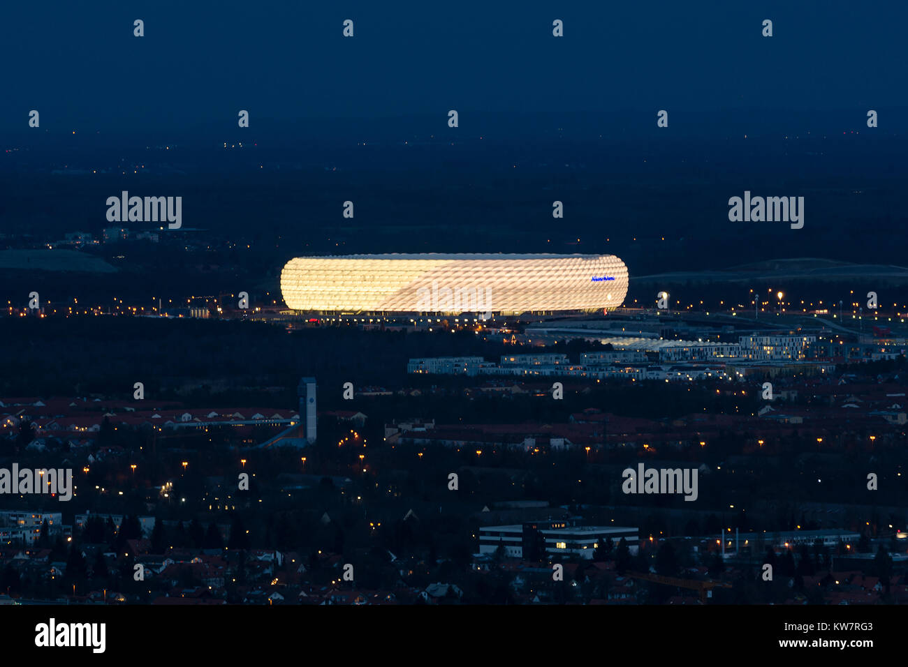 Monaco di Baviera, Germania - 14 dicembre 2016: Notte Vista aerea esterno allo stadio di calcio Allianz Arena la seconda più grande arena in Germania Foto Stock
