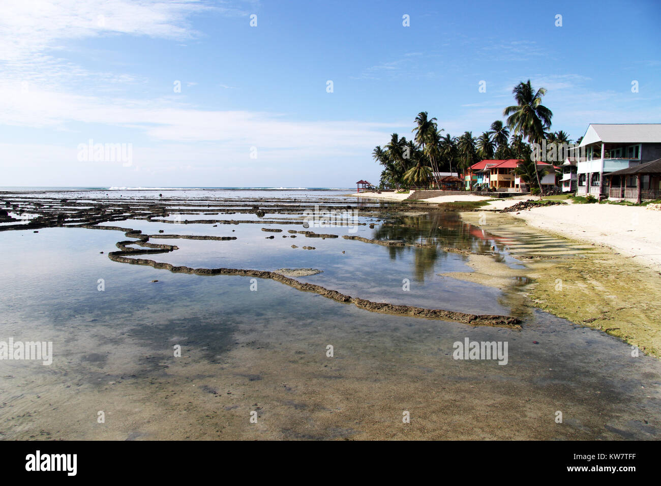 La bassa marea su Pantai Sorake beach nell'isola di Nias, Indonesia Foto Stock