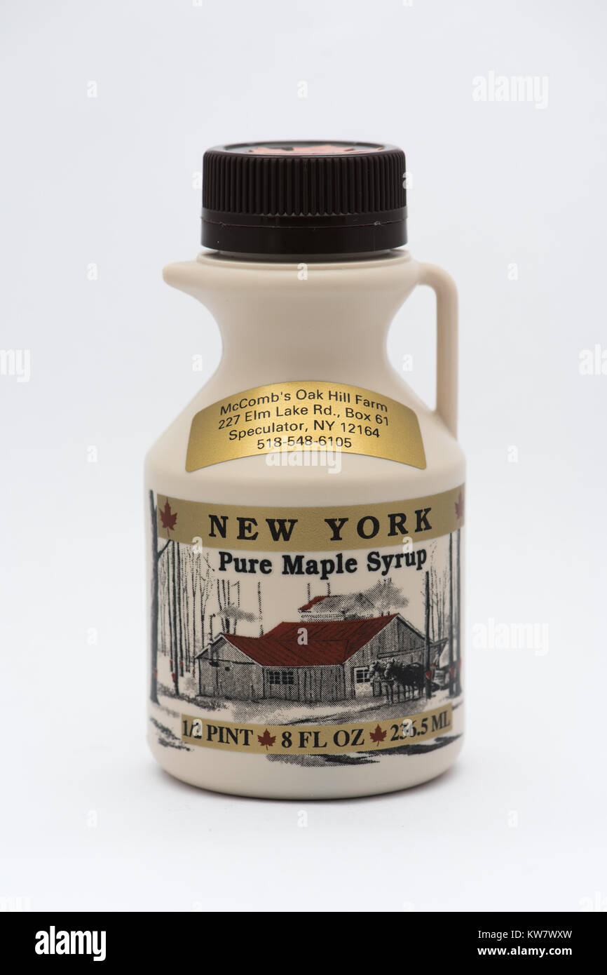 Un 1/2 pinta (8 fl. oz. o 236,5 ml)bottiglia di puro New York lo sciroppo d'acero prodotta da McComb's Oak Hill Farm in speculatore, NY USA. Foto Stock