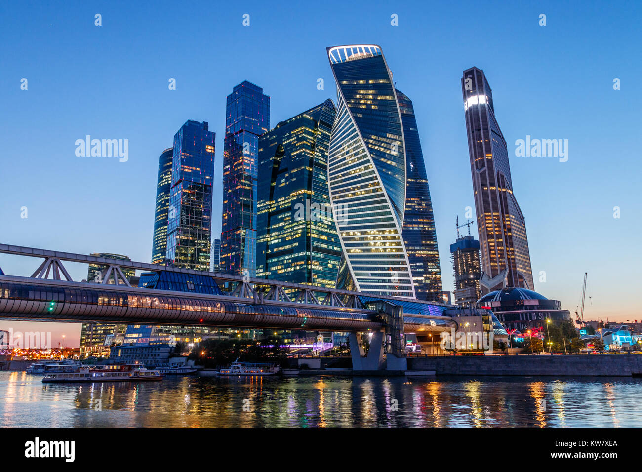 Il futuristico grattacieli del Moscow International Business Center (MIBC), denominata anche "città osca', presso il fiume Moskva durante il tramonto. La Russia. Foto Stock