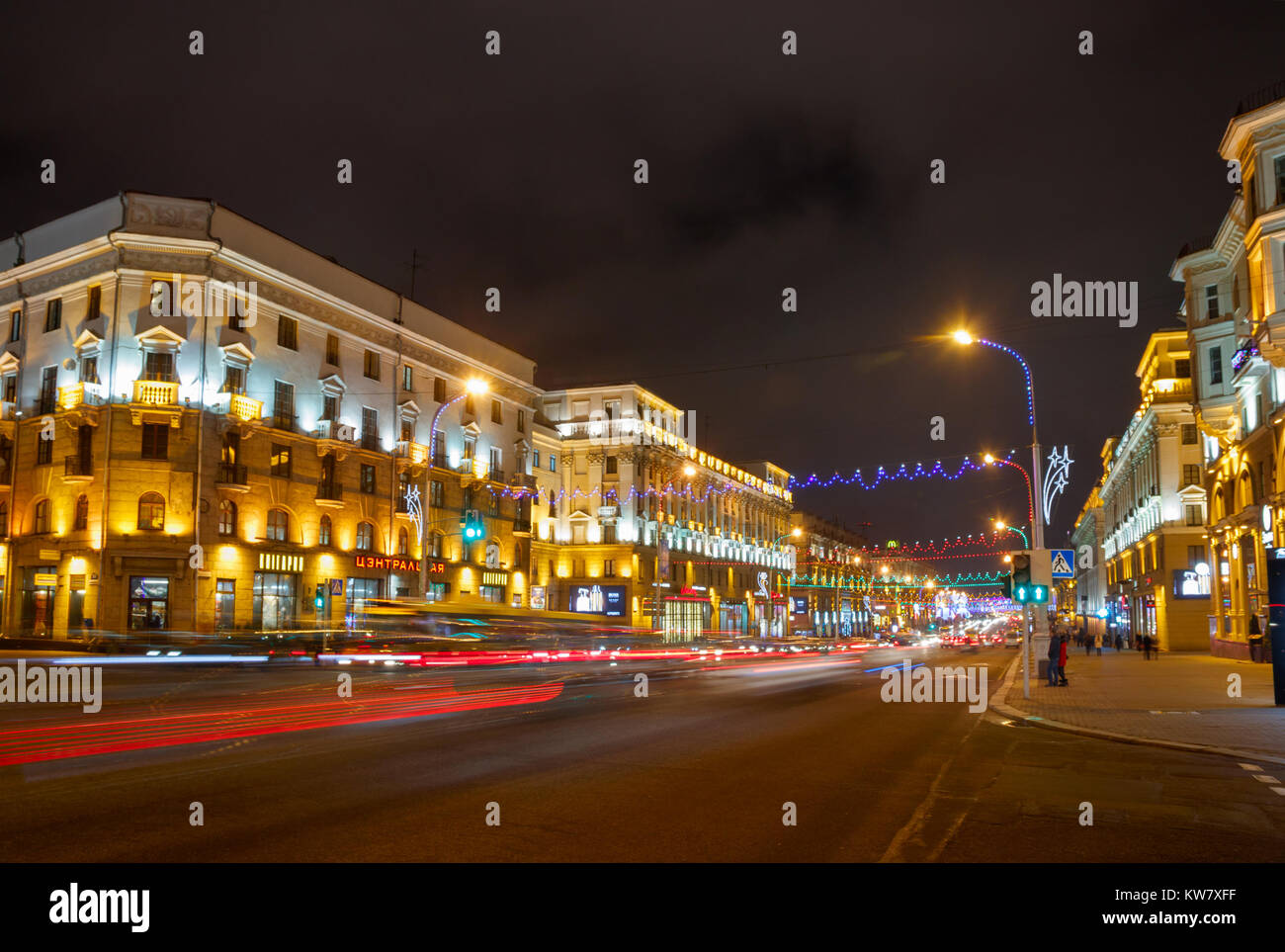 Nezavisimosti Prospekt in una delle strade principali di Minsk con il traffico intenso, facciate illuminate, allegro e luci di Natale decorazione ad una sera di Natale Foto Stock