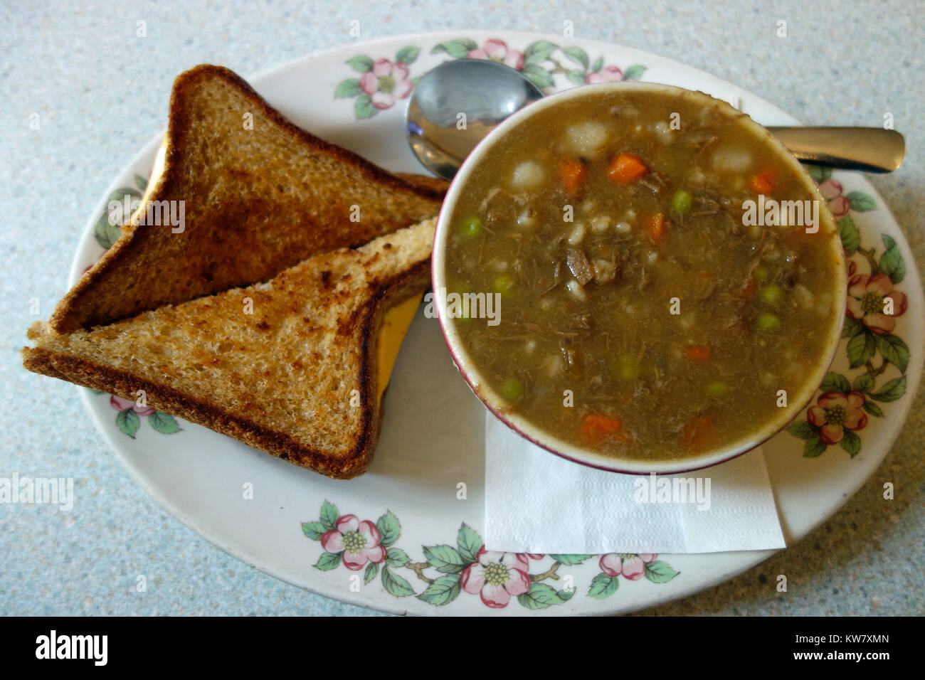 Una ciotola di carne di manzo e la zuppa di farro e un formaggio alla griglia sandwich Foto Stock