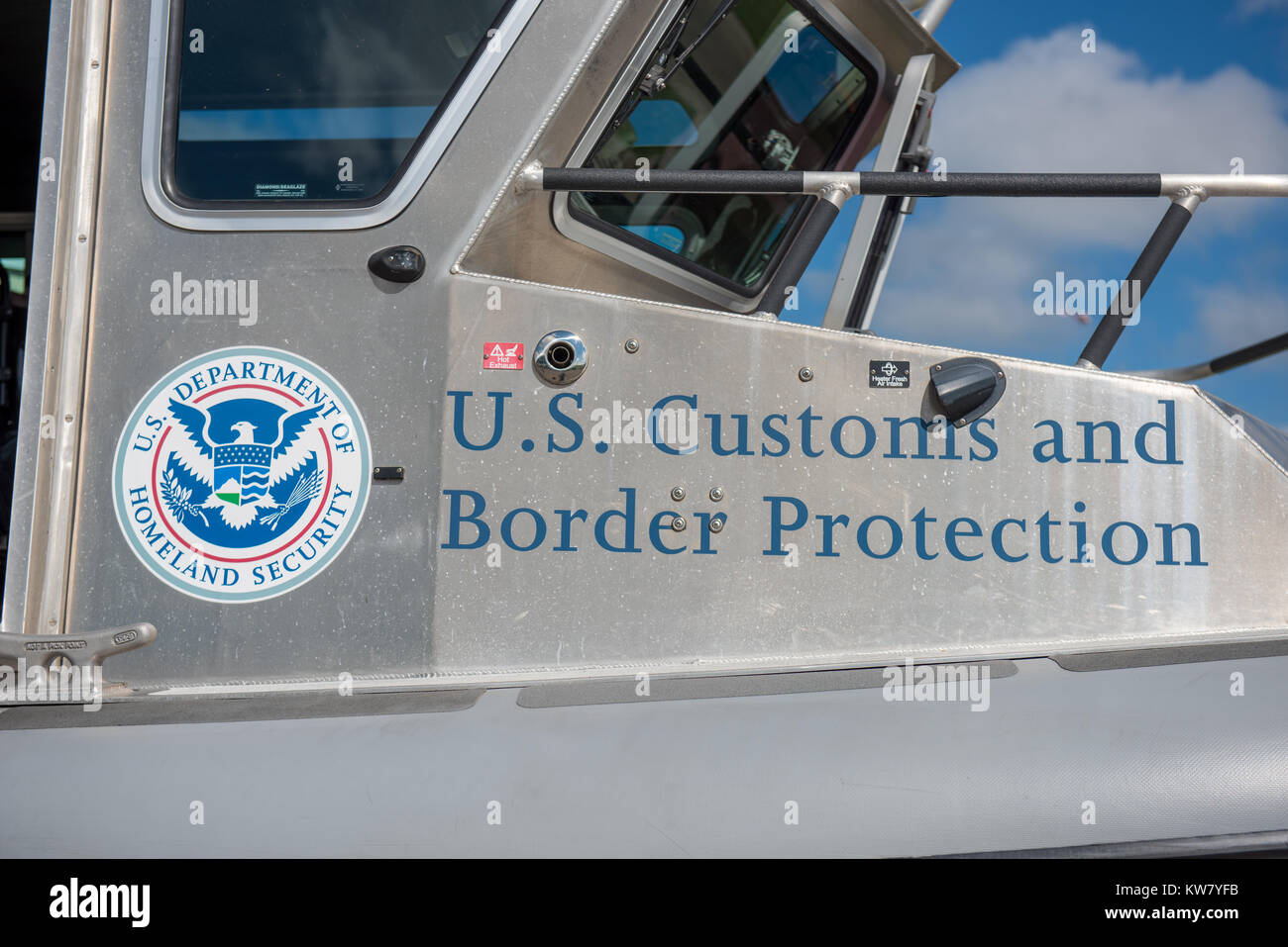 Oshkosh, WI - 24 Luglio 2017: UN US Customs and Border Control homeland security segno su una barca Foto Stock