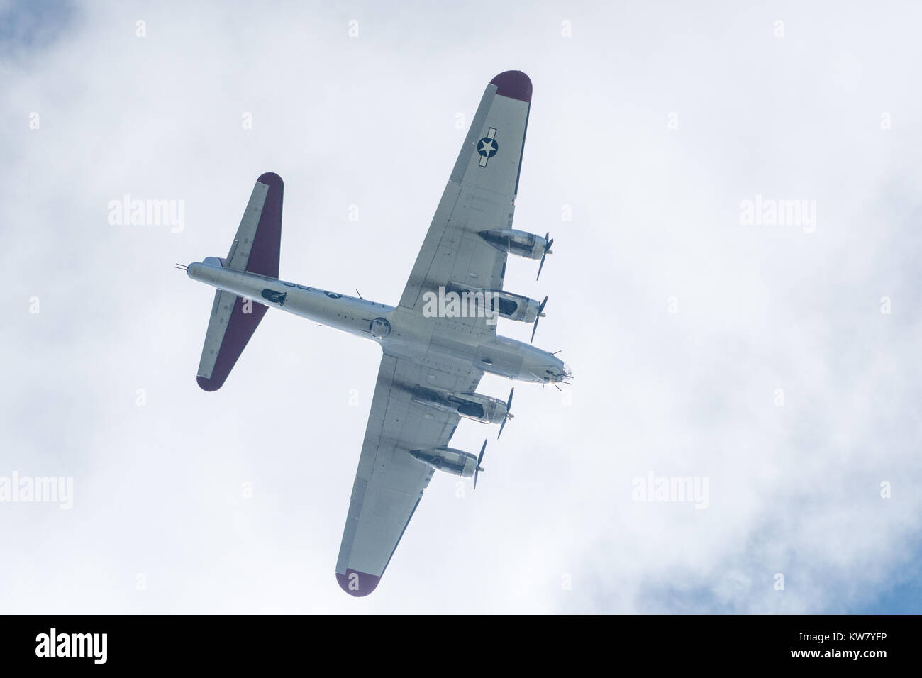 Oshkosh, WI - 24 Luglio 2017: un B-17 bombardiere flying overhead. B-17 bombardiere è stata usata durante la Seconda Guerra Mondiale. Foto Stock