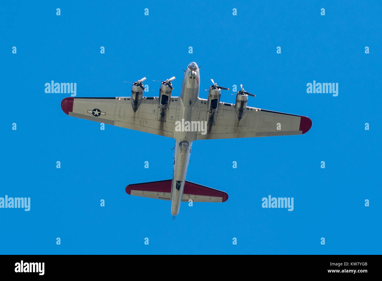 Oshkosh, WI - 24 Luglio 2017: un B-17 bombardiere flying overhead. B-17 bombardiere è stata usata durante la Seconda Guerra Mondiale. Foto Stock