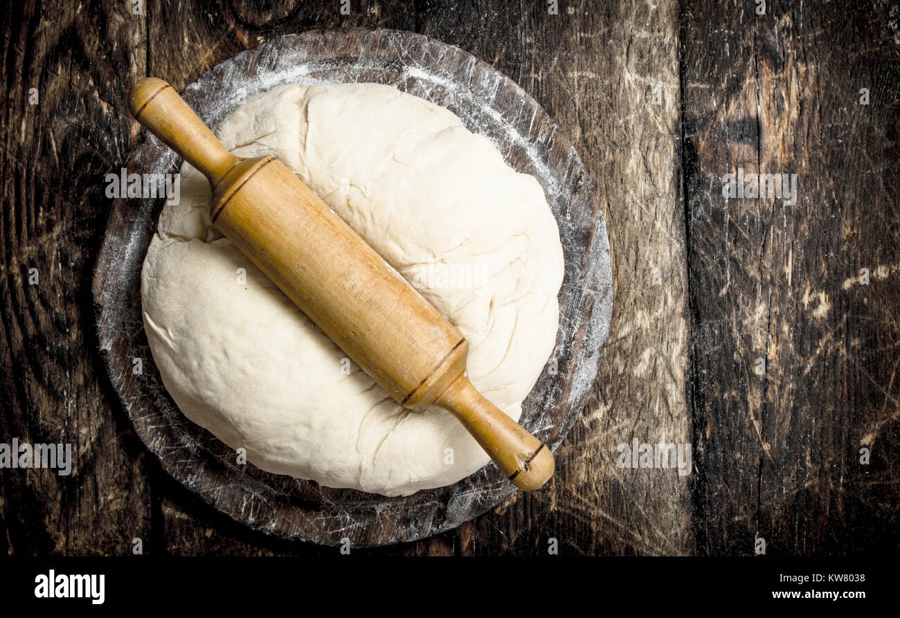 Pasta fresca con il mattarello. Su uno sfondo di legno Foto stock - Alamy