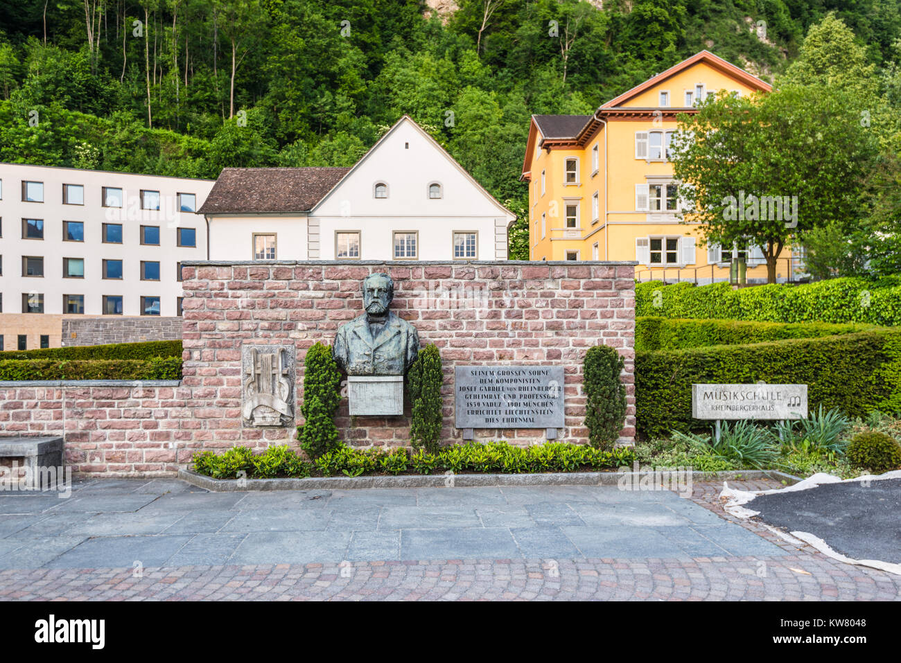 Vaduz, Liechtenstein - 28 Maggio 2016: una statua del musicista e compositore Josef Gabriel von Rheinberger accanto alla scuola di musica di Vaduz, capitale del Foto Stock