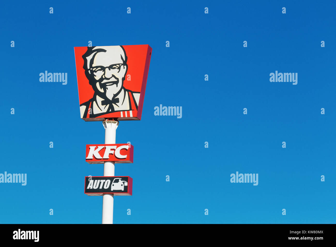 KFC logo oltre il cielo blu. KFC è un americano di fast food ristorante della catena che si specializza nel pollo fritto Foto Stock