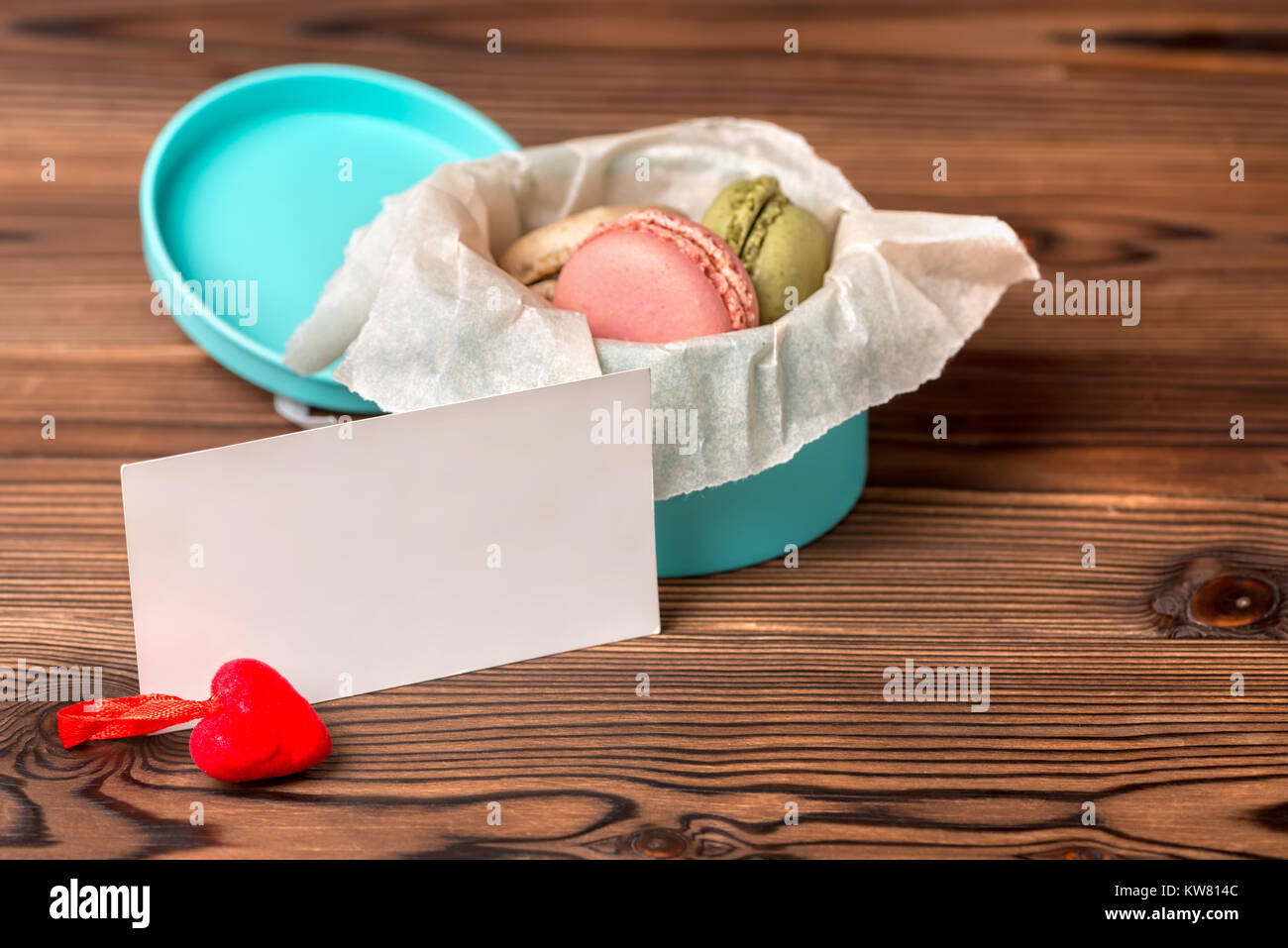 Macarons torta in scatola regalo, cuore rosso e vuoto vuoto, San Valentino concetto Foto Stock