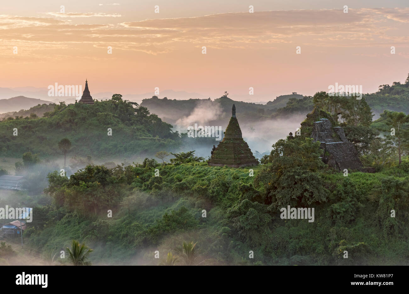 La nebbia sulle colline e stupa di Mrauk U all'alba, Birmania (Myanmar) Foto Stock