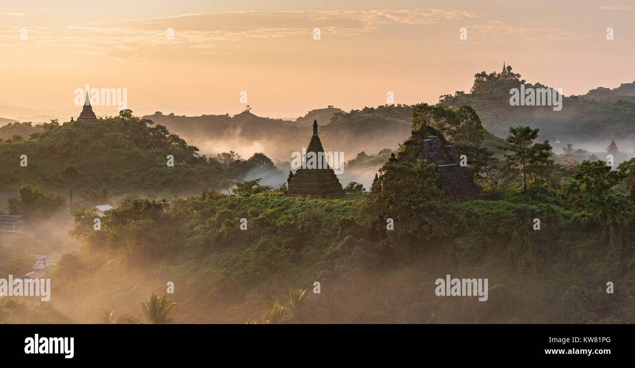 La nebbia sulle colline e stupa di Mrauk U all'alba, Birmania (Myanmar) Foto Stock