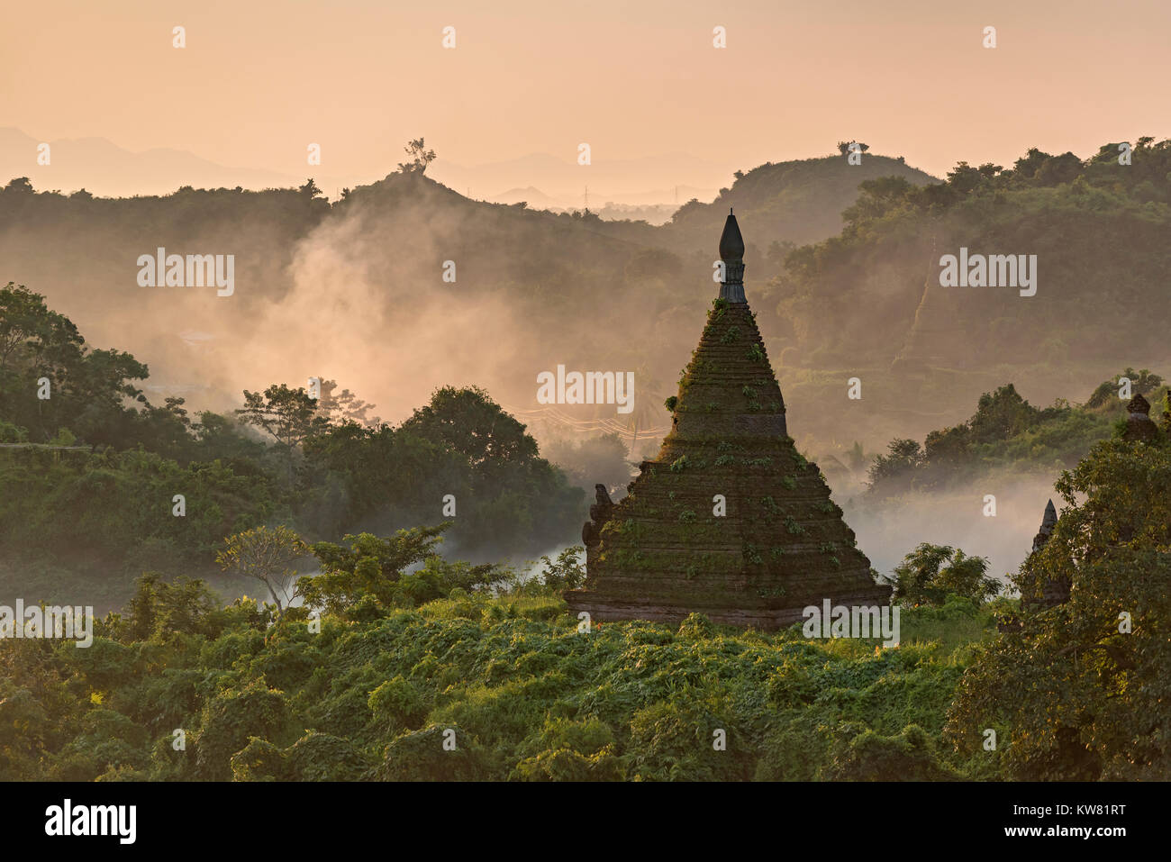 La nebbia sulle colline e stupa di Mrauk U all'alba, Birmania (Myanmar) Foto Stock