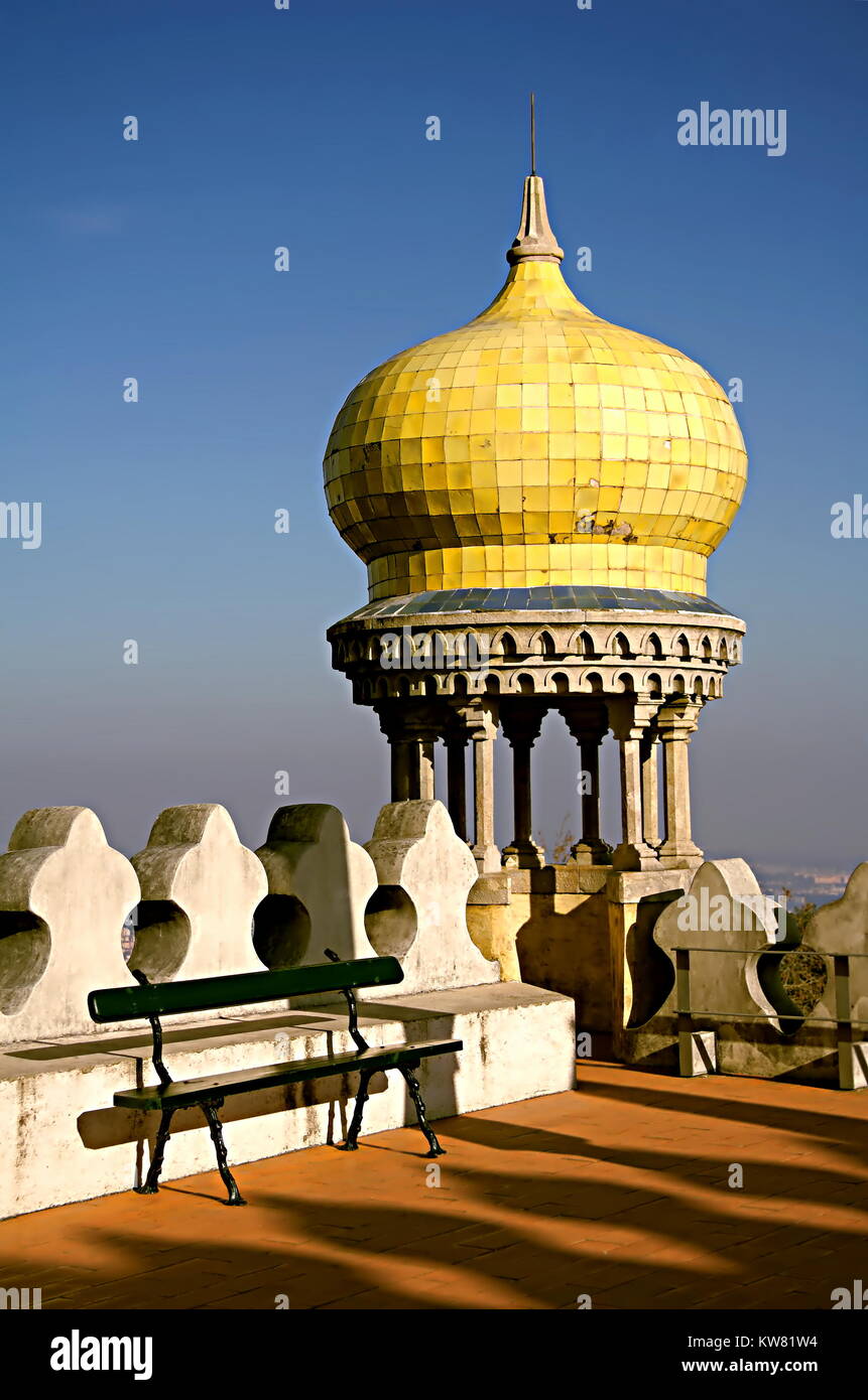 Dettaglio di un guardare la torre di guardia in stile moresco in pena Palace (Palácio da Pena), Sintra (Portogallo). Il palazzo è un sito Patrimonio Mondiale dell'UNESCO. Foto Stock
