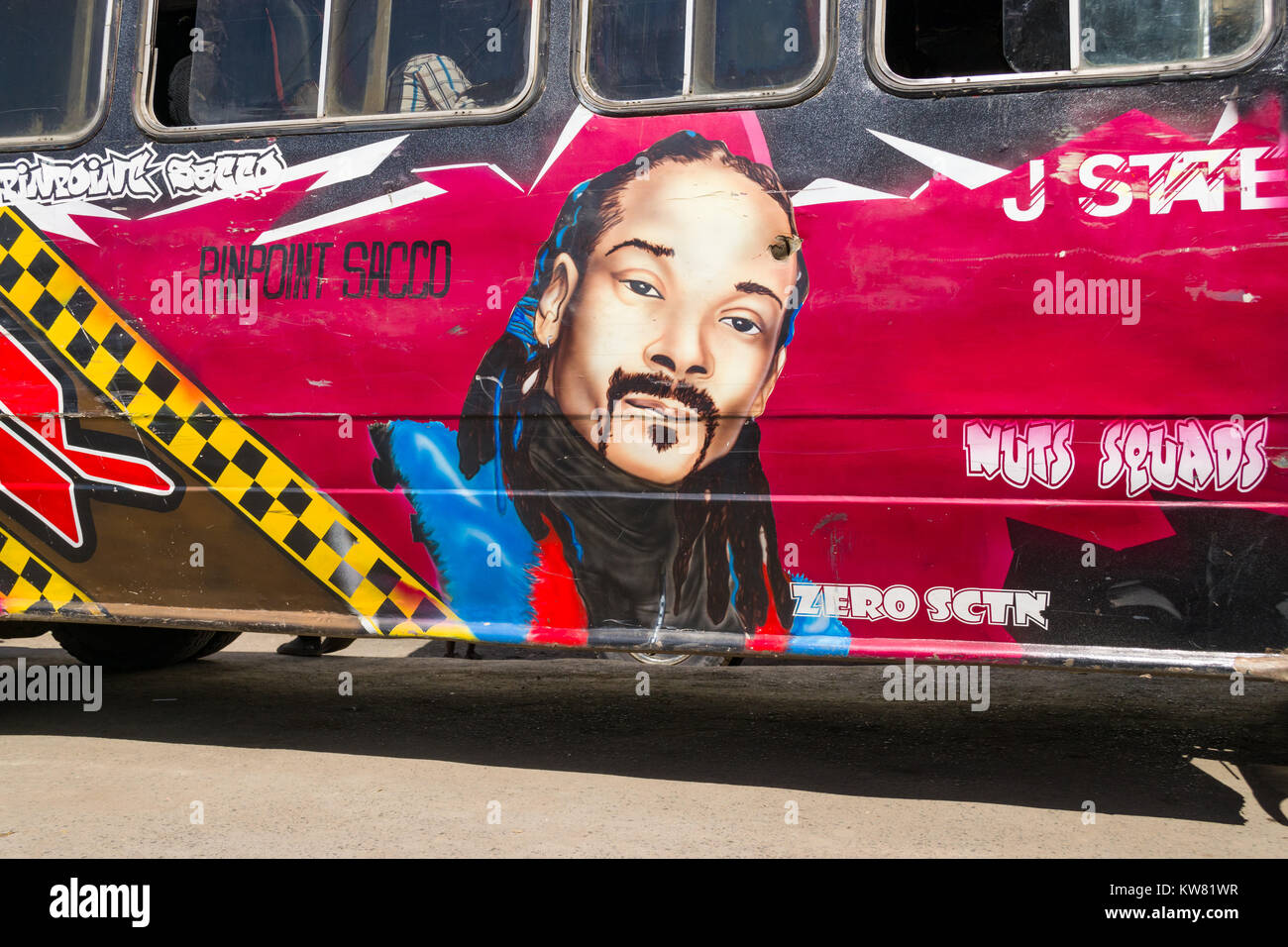 Un vivacemente colorato dipinto sul lato di un autobus raffiguranti Snoop Dog, Nairobi, Kenya, Africa orientale Foto Stock