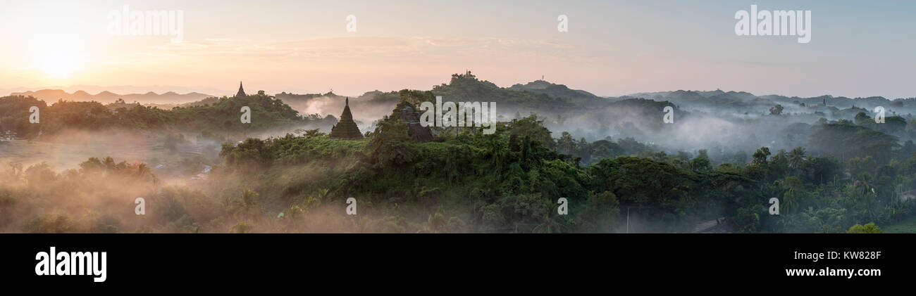 La nebbia sulle colline e stupa di Mrauk U all'alba, Birmania (Myanmar) Foto Stock